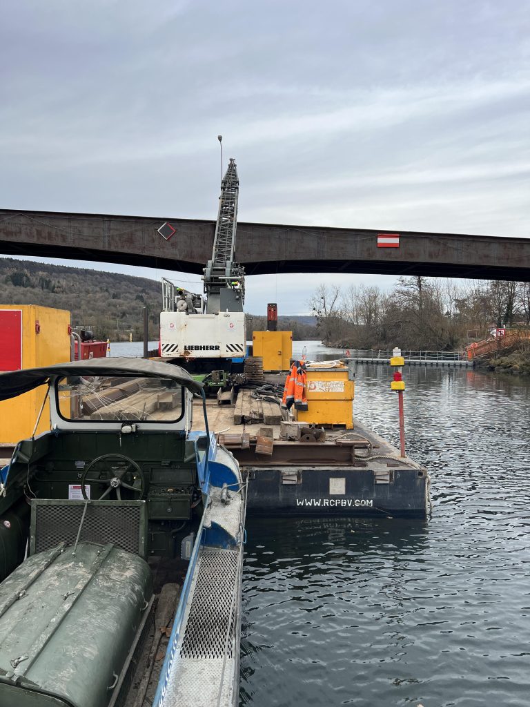 pousseur fluvial 250Cv en convoi avec un ponton de travaux