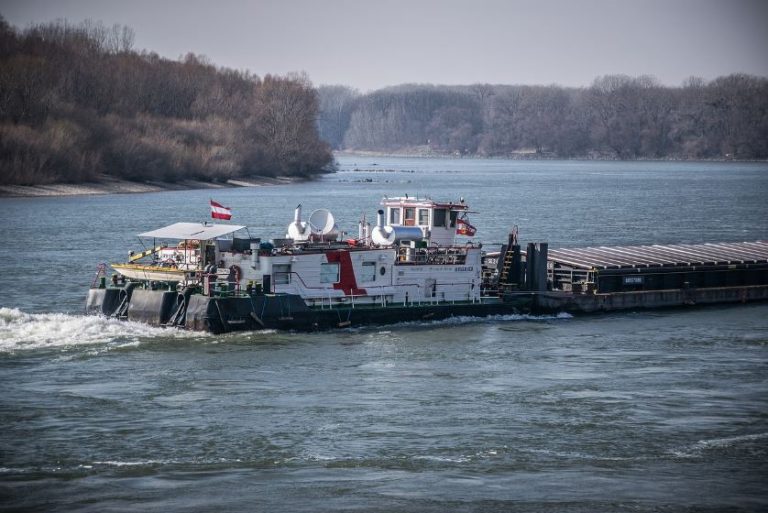 Tout comprendre sur le convoyage d’un bateau fluvial