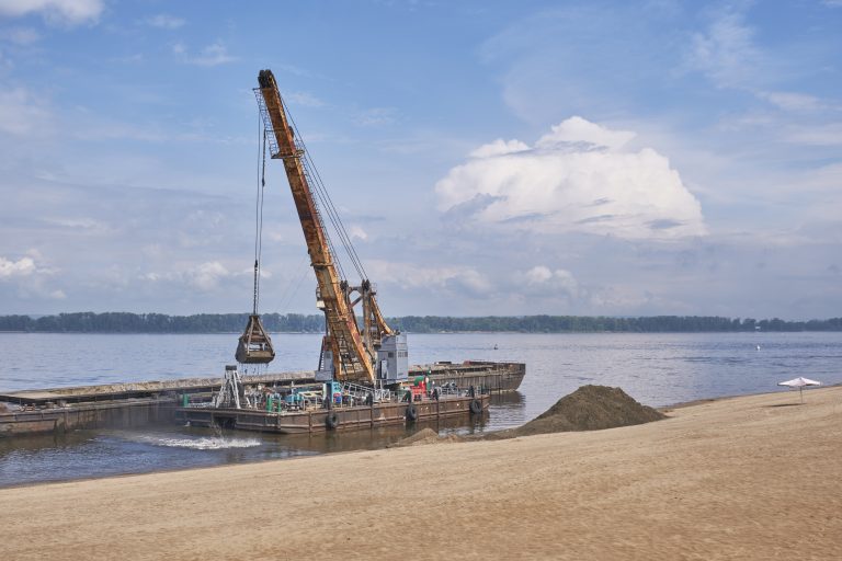 Location de barges avec grue pour vos travaux fluviaux